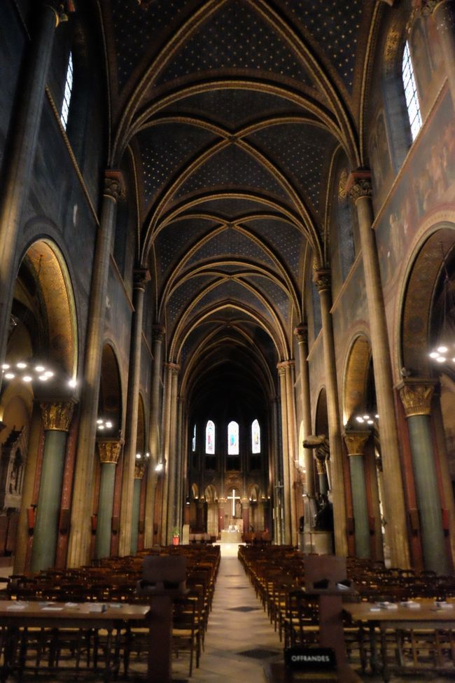 中は静かで、ひんやりと感じました。<br />ちょっとザワザワした気持ちを落ち着けることができました。<br />次の予定に向かいます！