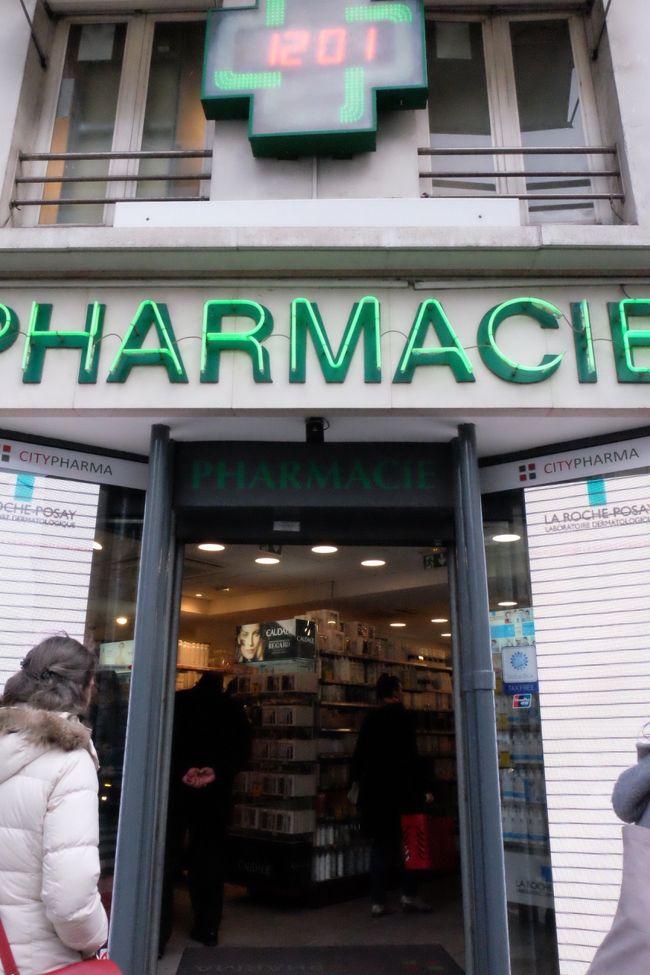 そうっ！<br />シティファルマにやってきました。<br />そして、Fちゃんの情報がすごい事に感嘆！<br />準備力を見習わねば〜。（←口だけ！）<br /><br />お化粧品大好きアラフォー女子！<br />手や肩が痛くなるほど買ってしまいました。<br />ビニール袋にガシガシと入れて貰えますが、移動する事を考えると、肩に掛けられる布のエコバッグの持参をオススメします！<br />あ、たくさん買うなら…ですが！<br />それから、合計金額175.01ユーロ以上になったらタックスリファンドできるのでお会計時に言いましょう。<br />私は言いそびれ、後からお願いしたので、<br />お店の人に大迷惑を掛けました…<br />待たせてしまった2人にも。ごめんね。<br />レジはものすごく混んでいます。<br />結果的には前倒しの移動をして、午前中に行って大正解でした。