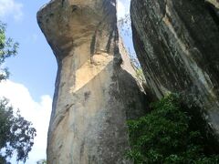 コブラの岩。
ここまで来ると、駐車場はもうすぐ。


スリランカ一の観光地シーギリアロック登頂は、カーシャパ王の孤独に触れる旅でもあった。
なんだか、しんみりしてしまった・・・。