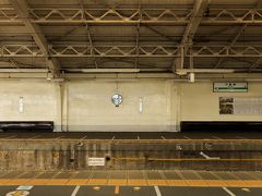 鶴見線に乗って、海芝浦駅に行ってみよう！
急に思い立った土曜日の昼、何も考えずに鶴見駅に来てしまいました(^-^;

鶴見線のホームは、ちょっとレトロ気分が楽しめるそんなホームです。
しかーし、何も調べてこなかったためか鶴見線って
京浜工業地帯の工場勤務の人達のために造られた路線の様で
1時間に1本くらいしか電車が走っていません(´Д⊂ヽ


