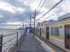 海芝浦駅に到着！
電車には、一部のマニア（私も含めて（笑））と東芝にお勤めの人が乗っているものだと思っていたのですが・・・・・

海芝浦駅に着いたとたん、皆一斉にカバンから
カメラを取り出したのには正直大笑い^_^;

電車には、結構な人が乗っていたのに、全員私と同類ですか・・（苦笑）
