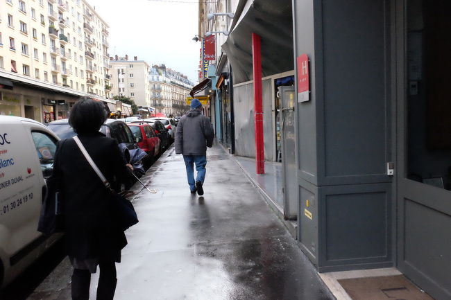 3ヶ所くらいのショコラトリーとブランジェリーに行く予定だったのでそちらを探します。<br />そしてこちらは…<br />ポワラーヌ（パン屋さん）に行きたいとFちゃんが道を尋ねたところ、<br />ヨシッ！！こっちだ！！！！ついておいで！<br />とおじさまが連れて行ってくれているという図です！