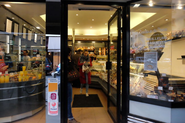 連れて行ってくれたお店はこちら。<br />全く別のお店でした。<br />かなり混み合っていました。期待大！<br /><br />おじさまは、ユーゴスラビア出身の方で、日本には来たことないようでしたが、なぜかKawasakiを連呼していましたが、Yokohamaを覚えて貰えばよかった。。<br />握手をたくさんしてお別れしました。<br />ステキな出会いでした。ありがとー！！