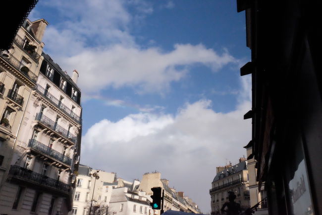 強烈な雨が降ったり止んだりの一日でしたが、最後は晴れ間。虹も見られました。<br />空気が綺麗になる雨も好きだけど、、、<br />やっぱり晴れがいいな！<br />この後、サン・ジェルマンをウインドーショッピングしましたが、ちょっと入りづらい感じかなぁ。<br />あと結構お休みが多くて…<br />Ujちゃんが行きたかったロダン美術館、<br />Fちゃんの行きたかったショコラのお店も。<br /><br />サン・ジェルマンのヴィトンはゆっくり見られるという情報があったので行ってみましたが、ちょうど改装中で店内はこじんまり。<br />でも、一目ぼれなバックを買ってしまいました！パリ旅行の記念です。<br /><br />タクシーでアパルトマンに戻りギャラリーラファイエットへ行き、再びヴィトンへ！<br />Fちゃんパパ希望の品を購入！！