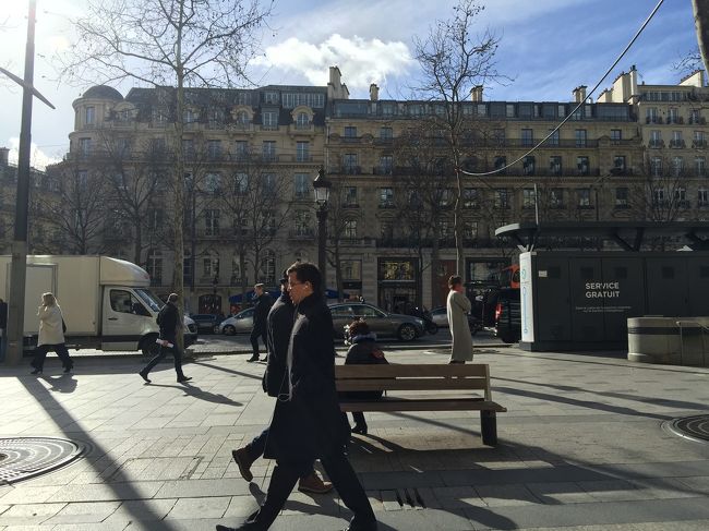 黒い服を着ている人が多いのですがお洒落。<br /><br />お会計が終わって、さぁ、どおする…<br />昨日、今日の予定を終わらせた私たち。<br />うーん、やっぱり、SHIGETAに行きたい…<br />とおねだりして行くことに。ありがとー。<br /><br />そしてマレに。<br />なかなか探せなかったのですが、サロンの住所と地図をスクリーンショットしてたので通りかかったポリスさんが教えてくれて無事に到着。<br />念願過ぎてサロンに入った瞬間、<br />きゃーーーーっって感じでした。