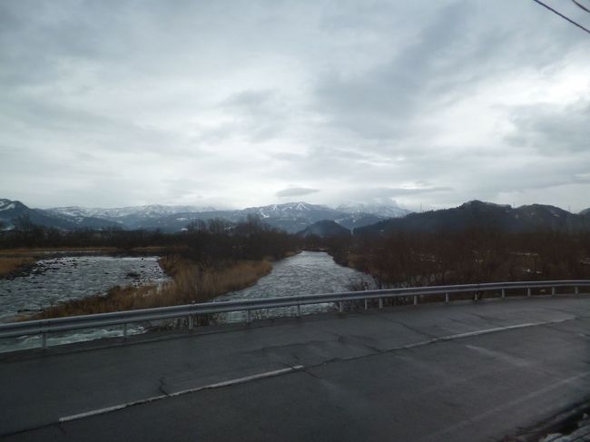 市街地を抜けると車窓からは山並みが見えてきます<br />（ただ今日は天候がいまいちです）