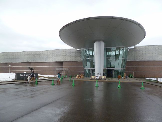 恐竜博物館に到着。ドーム型の外観で目立ちます