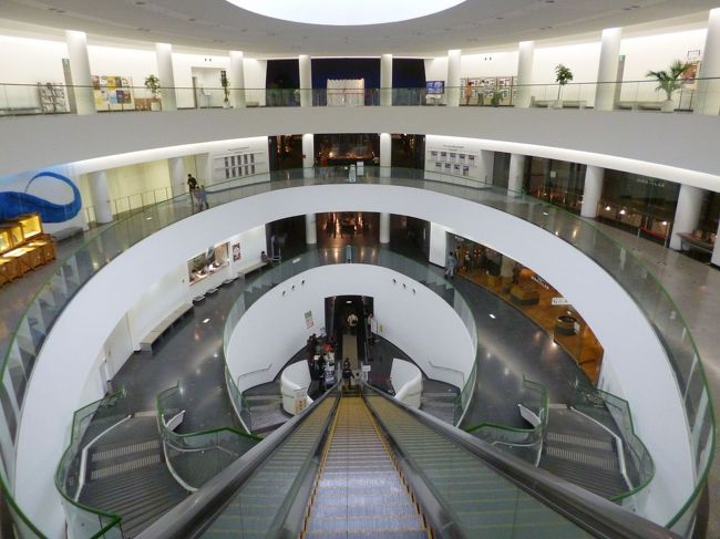 館内に入ってすぐに吹き抜けの解放的な空間<br />順路に沿って、エスカレータで下りて行きます・・・