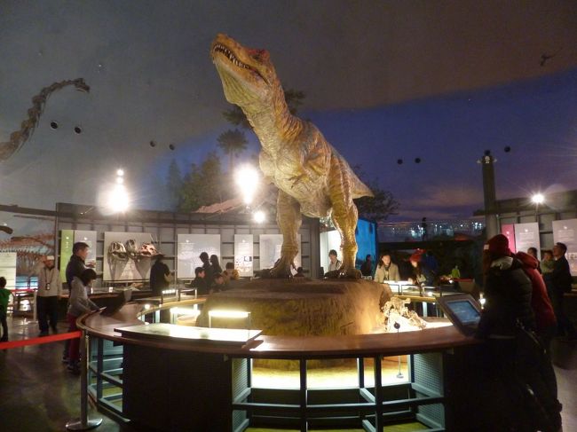 そこを抜けるとリアル？な動きをするティラノサウルスが・・・<br />迫力あります。<br />