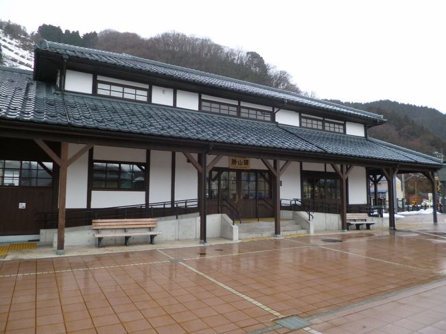 電車に乗ること1時間弱で勝山駅に到着<br />歴史ありそうな立派な駅舎です