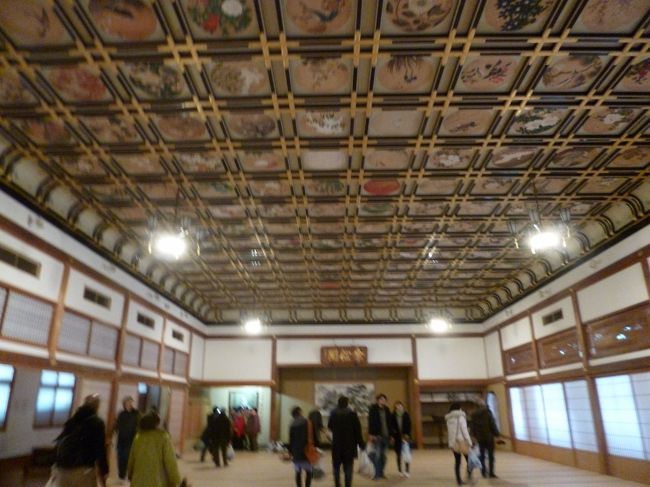 入場料を払うと、まず修行僧の方から境内内の説明があります<br />それから天井絵が有名な傘松閣へ。圧巻です