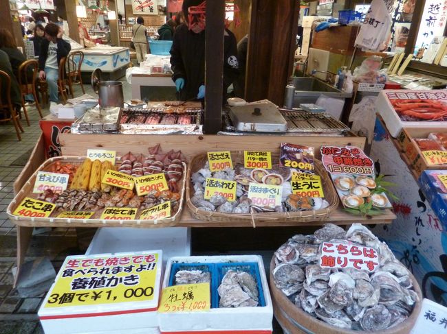 道すがらにはお土産やさんが。食べ歩きできるものが売ってます