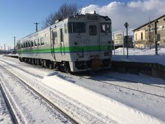 旭川駅から電車で東旭川駅まで。一両編成のかわいらしい車両でした。
ワンマン電車で、降りるときに運賃を払うタイプ。旭川で切符を買ってたので、私は切符を入れました。
降りた後線路を歩いて渡るのが面白い。雪を踏んで歩くのが気持ちよかった。