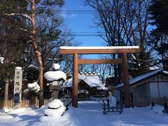 最初の目的地旭川神社。
東旭川駅から徒歩で5分〜10分。
新雪のパウダーをキュッキュッと踏んで歩くのが気持ちいい。
寒いけどテンション上がる散歩でした！