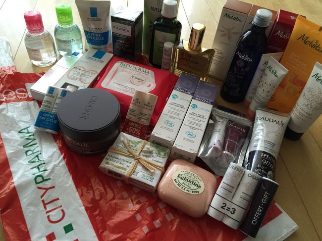 こちら、シティファルマ（ほぼ）とマドモアゼルビオ（一部）。ものすごいことになってます。<br />ハンドクリームとリップクリームが大量で荒れ知らずな冬になりそうです！<br />日本で手に入るものも多いですが、やはり安かったです。<br />私はピンクと黄緑のキャップのお化粧落としと赤いパックのシート式の同じくお化粧落としが気に入りました。スーツケースに入って、重さも大丈夫ならもっと買ってくれば良かったと思います。