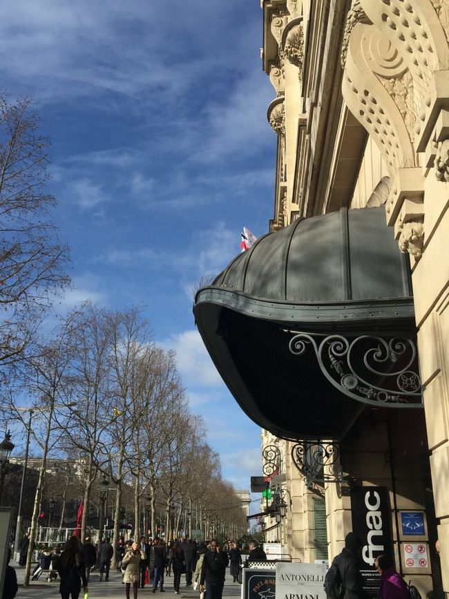 お会計など待っている時間に街の様子を撮ってみる。とても良いお天気です。