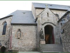 『サン・ピエール教会』

11世紀に岩山を掘り下げて造られ、増改築を経て17世紀に完成。

巡礼の最盛期には修道院の小教区教会として
重要な役割を果たしていました。