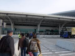 飛行機を降りたら、歩いてターミナルへ向かいます。
駐機場に歩行者信号も有りました。