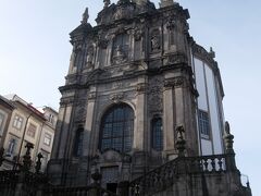 坂の頂上に協会があります。
塔には有料で登れます。私は外観だけ見ました。