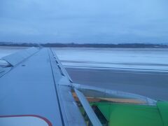 ウラジオストック空港へ無事オンタイムで到着です。