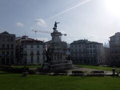 建物正面にはエンリケ航海王子の像が立っている公園があります。