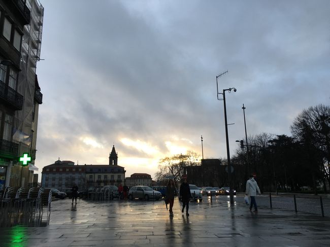 旅の3日目の昨日の夕方。<br />一瞬だったけど夕日が顔を出した。