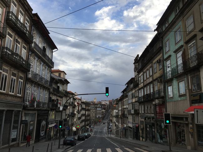 朝ごはんを食べて、チェックアウトし、荷物を預けて街へと繰り出す。<br /><br />空港まではメトロで30分ほどなので、<br />2時間は観光できる。<br /><br />外に出ると待望の青空♪