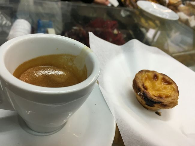 さっき朝ごはん食べたばかりだけど、カフェとエッグタルト。<br /><br />ランチにカステラも購入。