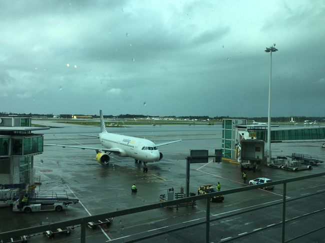 空港のショップで好みの時計を購入、10ユーロ。<br />壊れて捨ててきたビニ傘と同じ値段w<br /><br />ボーディングタイム過ぎてから、ポルトに到着した機体。<br />30分で、給油、荷物入れ替え、機内清掃、乗客の入れ替えを終えて、<br />ほぼ定刻に駐機場を離れた。<br />国際線なのになんという早業。大丈夫かと不安になる。。<br />この便も満席だった。
