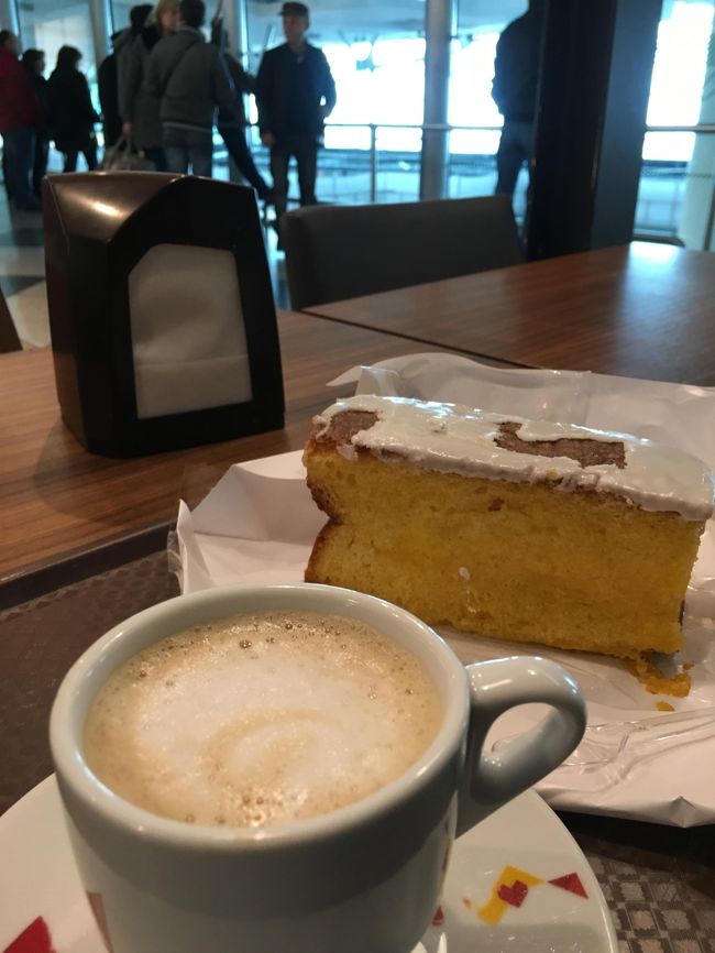 ユーロの小銭を減らすべく、カフェでカプチーノ。1.5ユーロと空港にしては良心的。<br />朝ベーカリーで買ったカステラをこっそりいただく。<br />日本のカステラ、カットサイズ5つ分はあるボリューム、大きいけど1ユーロ。