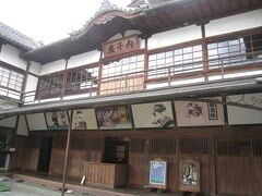 内子といえば、内子座！！！

中の様子もいろいろと写真に撮ってありますが、
ぜひ行かれた方が感動できると思います。

内子いいところです。