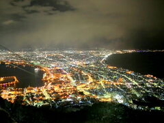 18:30 函館山へ。
　　　日本三大夜景の一つを堪能しました。
　　　17時半くらいにロープウェー乗り場に到着しましたが、
　　　　観光客の多さに驚き！ほとんど外国人の方々でした。
　　　ここは日本なのか…?(゜_゜)と思うくらいです。
　　　でも、待つこと30分。天気も晴れていて絶景を楽しみました。
　　　両側の海岸線がくっきりと見えるのが素晴らしいです。