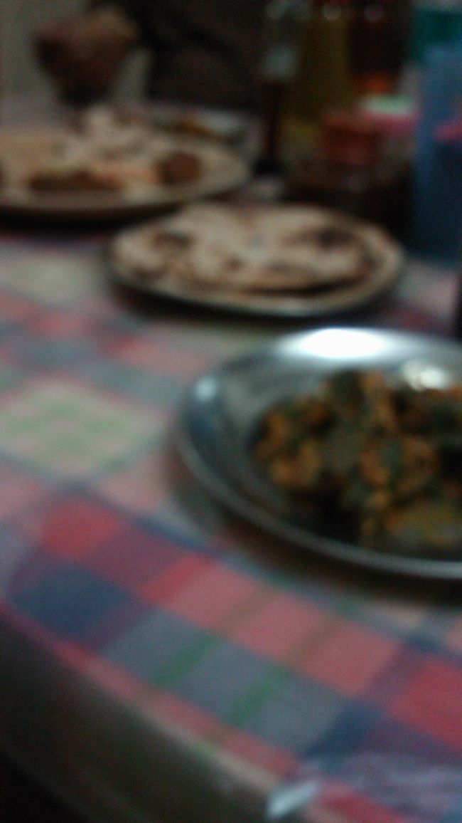 いろいろ料理を頼んでも、地元民と一緒だと安いものだ。