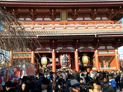 浅草寺を散策
時期的なこともあり、大勢の人で賑わっている。