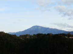 
　日本百名山の一つ「恵那山」です。標高2190m。美しい山容をしています。