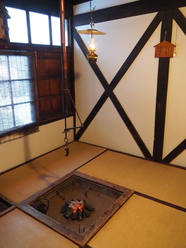 これがいいんだ。囲炉裏とランプ