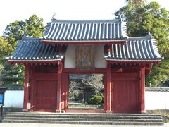 東光寺総門（山門）です。
東光寺は黄檗宗のお寺で三代藩主毛利吉就によって建立されました。総門の奥に見えるのが三門です。
天気が回復して日がさしてきました。