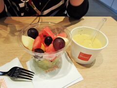 川湯温泉を後に、充実した時間を過ごし松山空港に到着です。

姉が元を使い果たすために空港でフルーツとスープを購入。

最後の半分こです。