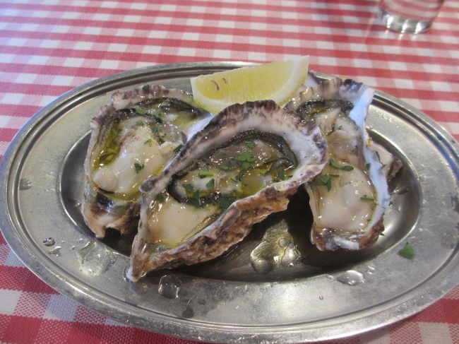 今日も赤穂の牡蠣を食べたった<br /><br />楕円形の皿が円形に写るのが不思議<br /><br />