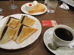 続いて新幹線改札を出てすぐの駅ナカモールのエスカへ。
エスカの中で名古屋モーニングを体験したくて・・
リッチが早朝から開いています。
コーヒーを頼んだらサイドメニューが付くのが名古屋なのに、サイドは画面上のゆでたまご、半切れトースト、小さなヨーグルト（みかんの缶詰入り）です。
で、あんトーストなるものは別に注文しなければなりません。
ちょっとお高いあんトーストは食パンが美味しく、甘すぎないあんで食べやすい。きしめんを食べたばかりなので食べきれず・・

