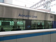 名古屋駅からあおなみ線に乗ります。
あおなみ線ホームは新幹線口の近くです。だから待ち時間はエスカが便利なわけ。

リニア鉄道館へ行くため。電車に乗っている時間は２３分、１５分置きに電車は出発です。開館の１０時頃着くように。９時半すぎの電車に乗りました。不思議な事にスイカは使えるけどパスモはダメでした。

電車の中は鉄道館へ行く人と結婚式に行くらしき人。
きっとあおなみ線沿線に結婚式場があるんでしょう・

大宮の鉄道博物館行きのニューシャトルの親子連れ混雑と違ってあおなみ線はゆったりとしてて楽です。土曜日でこんななら、平日はもっと空いてる？？