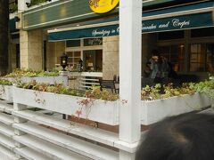 朝食はエッグスシングスへ。