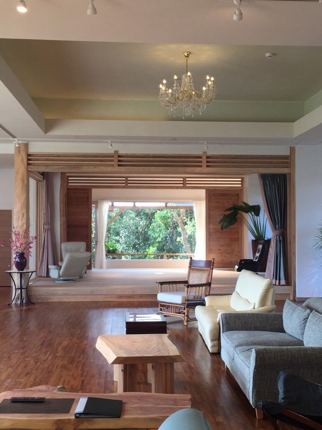 ロビーは、こんな感じです。<br /><br />城（グスク）の間<br />なんだか　能舞台のような広さの板敷きのスペース<br /><br />ホテルの方に・・・これ、もしかして・・・