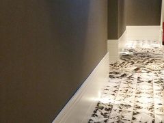 ロッシオ広場到着ー！
バス降りたとたん呼び込みなのか勧誘なのかおじさんから３か国語くらいで話しかけられ、最後はニイハオだった…私は中国人じゃないよっ！と思いながらスルー。
バスを降りて本当にすぐ近く、１・２分のところにホテルがあったので安心〜

こちらはホテルの廊下。モダンでおしゃれ〜部屋に期待が高まる！