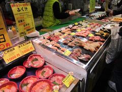 おなかもすいたので8時の開館とともに唐戸市場へ！
美味しそうな魚介類がたくさんでお寿司を1巻ずつ好みのものを購入できます