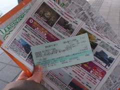 １１：１５頃、喜多方駅に到着しました。

あらかじめ観光協会から送ってもらった資料の中に、「駅から観タクン」と言う、あらかじめコースと時間が割安な価格で設定されている観光タクシーが紹介されているものがありました。

その中で、いいな〜、これ・・・と思ったコースがあって・・・

喜多方駅⇒新宮熊野神社長床（拝観約３０分）⇒会津大仏　願成寺（拝観約２０分）⇒三津谷レンガ蔵集落（車窓）⇒杉山集落（車窓）⇒おたづき蔵通り（自由散策約３５分）⇒喜多方駅

２時間半で９０００円というもの。

私としては、おたづき蔵通り（喜多方中心街）は、バスツアーで少し歩いたことがあるので、今回はそれを無しにして、その代わり、車窓となっている三津谷レンガ蔵集落と杉山集落で降ろしてもらって、撮影する時間をとれればベストだわ〜と思い、駅から観タクンのチケットを扱うみどりの窓口で聞いてみると・・・細かい変更は、運転手さんに言えば大丈夫というので・・・そのコースのチケットを購入しました。