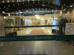 朝早く東京を出発して、リニア鉄道館、熱田神宮、名古屋城のミッションが終わってやっとホテルです。暗くなり、雨が降って最寄りの地下鉄駅伏見駅から迷った・・ヒルトンホテルの裏で四季劇場の前でした。中途半端な立地なので、名古屋駅近で泊まるべきだったと後悔です。

８階のツインの部屋です。
斜め前の四季劇場に出入りする人がよく見えます。