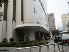 朝、9時半に名古屋クラウンホテルをチェックアウト。荷物を預けても戻って来られないので持って行きます。温泉はよかったけど、名古屋駅のホテルにしたらよかったかも。。

名古屋クラウンホテルの近くでヒルトン名古屋を眺めました。
朝日新聞名古屋本社と合体したビルのようです。だから、地図でわかりにくい・・

旅行会社でもらった名古屋クラウンホテルの地図は全く役に立たず、ヒルトン名古屋を目指して昨日迷ったのでした。
