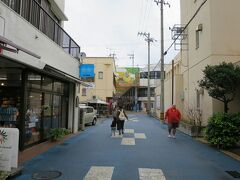 サンゴも観れたことだし、飛行機の出発まで残りの時間は石垣市街で過ごします。
石垣郵便局の近くの駐車場にクルマをおいて、中心街に向かいます。
本州に住んでいると、石垣島は離島という意識が先にたちますが、実際は本州の地方都市とあまり変わらない、イオンがあって、モスバーガーや大戸屋などファーストフードもあって、ツタヤもある、ごくごく普通の地方都市という印象です。