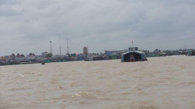 大きな船がやってきました。<br />船首に顔が描かれており、この風景にマッチしています。